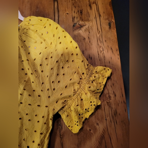 Universal Threads Eyelet Mustard Top L - Picture 3 of 4